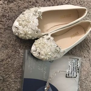 Bundle flat shoes/ tiara / veil combo